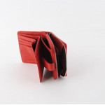 Дамско портмоне от естествена кожа лускозно компактно с цип и много прегради с елегантна закопчалка червено